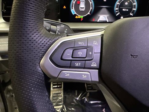 Certified 2025 Volkswagen Tiguan SE R-Line image 32