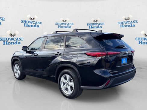 Used 2023 Toyota Highlander LE FWD image 4