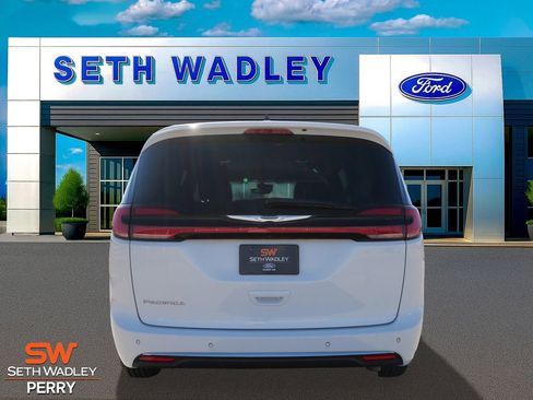 Used 2024 Chrysler Pacifica Touring-L image 5