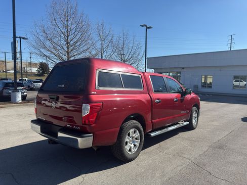 Used 2018 Nissan Titan SV image 4