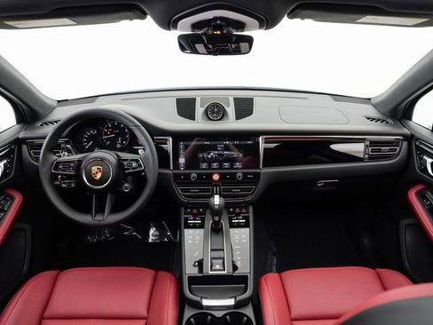 Certified 2025 Porsche Macan AWD/4WD image 23