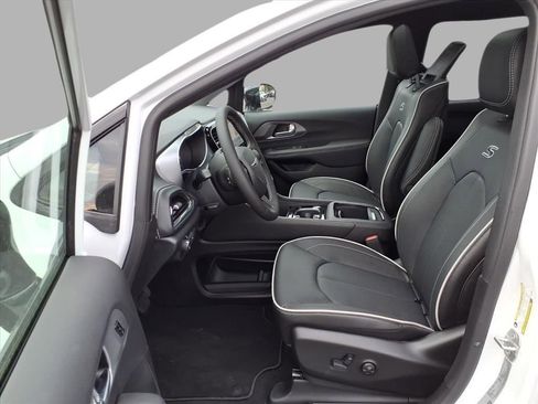 New 2026 Chrysler Pacifica Limited w/ Uconnect Theater Family Group image 24