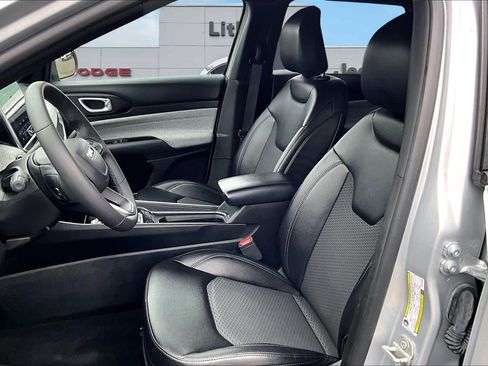 Used 2024 Jeep Compass Latitude image 11