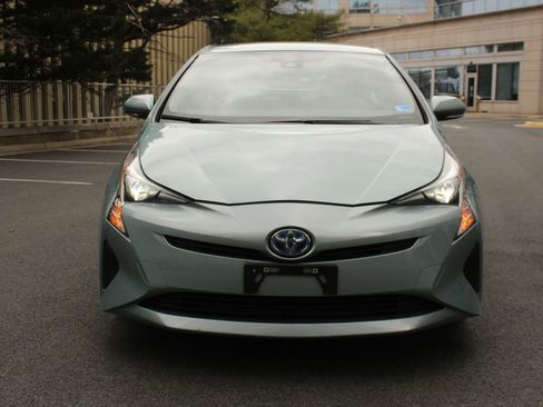 Used 2017 Toyota Prius Three FWD image 3