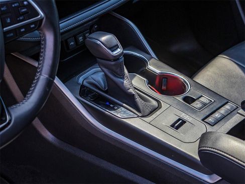 Used 2020 Toyota Highlander XLE image 32