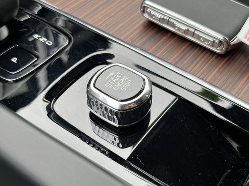 Used 2023 Volvo XC60 T8 Plus image 33