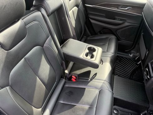 Used 2025 Jeep Grand Cherokee Limited image 52