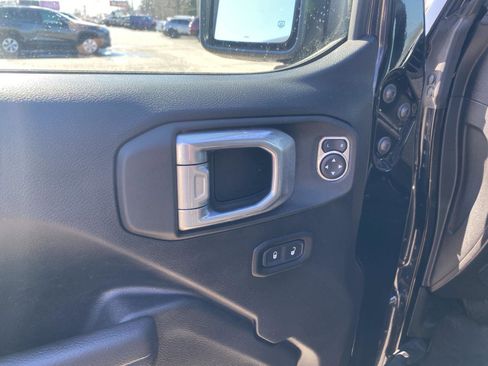Used 2022 Jeep Gladiator Willys image 11