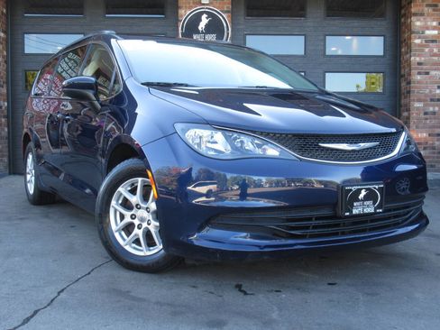 Used 2020 Chrysler Voyager Lxi image 2