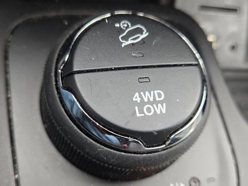 Used 2015 Jeep Cherokee Latitude w/ Comfort/Convenience Group image 17