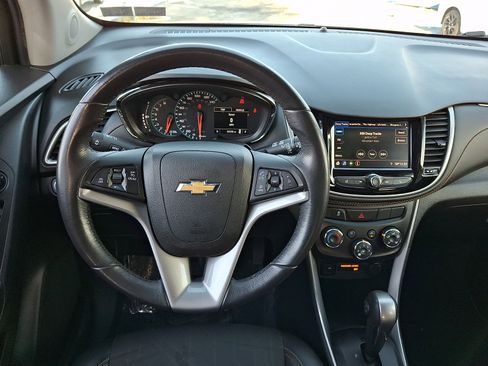 Used 2022 Chevrolet Trax LT w/ LT Convenience Package image 16
