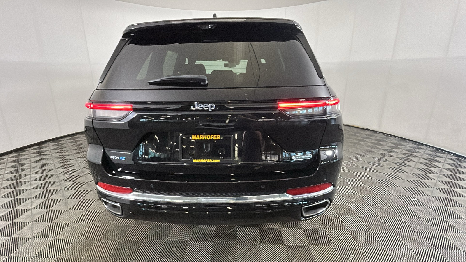 Used 2023 Jeep Grand Cherokee Overland w/ Luxury Tech Group IV AWD/4WD image 4