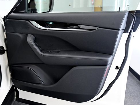 Used 2021 Maserati Levante image 21