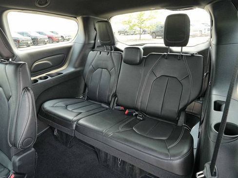 Used 2026 Chrysler Pacifica Select FWD image 18