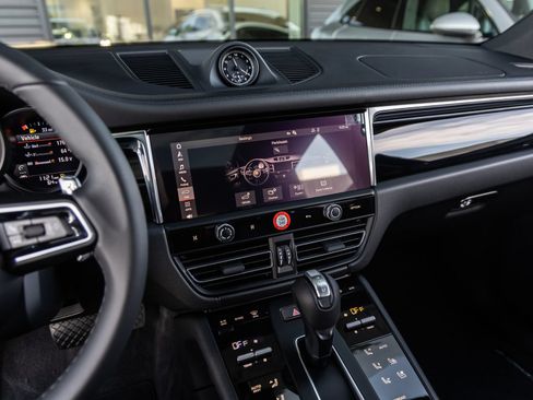 Certified 2026 Porsche Macan AWD/4WD image 27