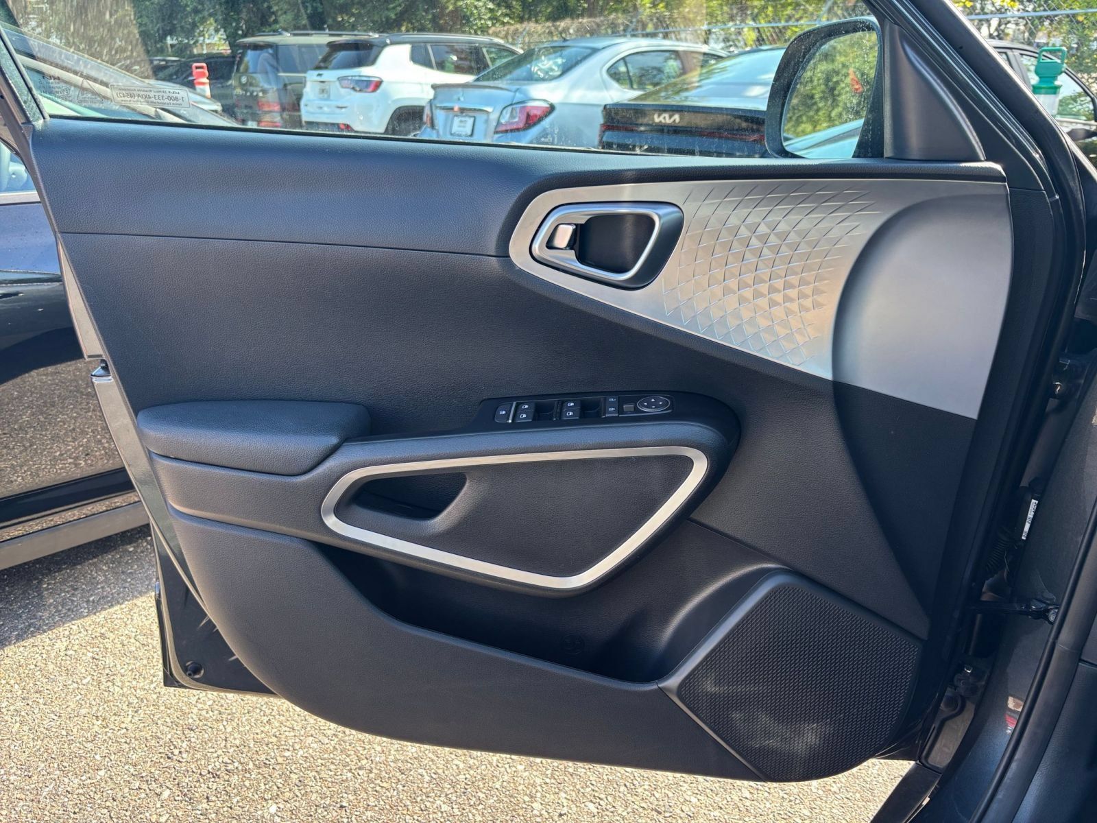 Used 2025 Kia Soul LX w/ LX Technology Package FWD image 18