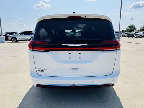 Used 2023 Chrysler Pacifica Touring-L FWD image 40