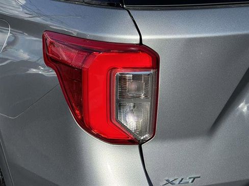 Used 2022 Ford Explorer XLT image 8