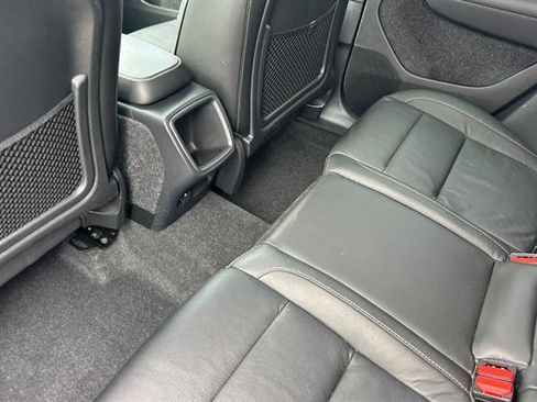 Used 2022 Volvo XC40 T5 Momentum image 12