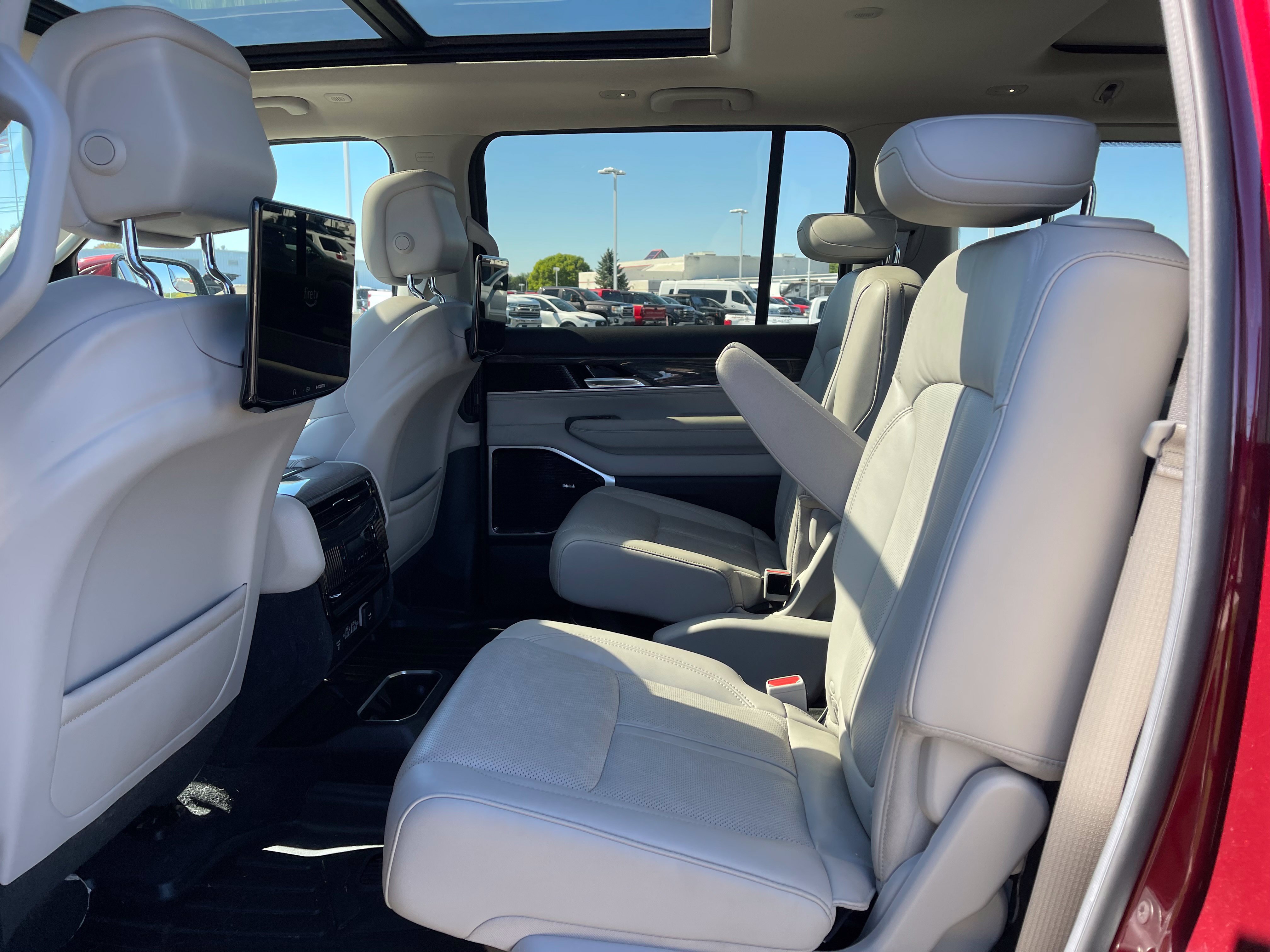 Used 2022 Jeep Wagoneer Series III w/ Premium Group I AWD/4WD image 15