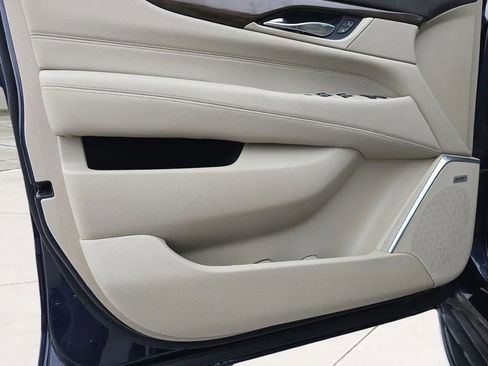 Used 2020 Cadillac Escalade Luxury AWD/4WD image 12