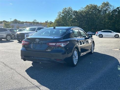 Used 2020 Toyota Camry XLE image 3