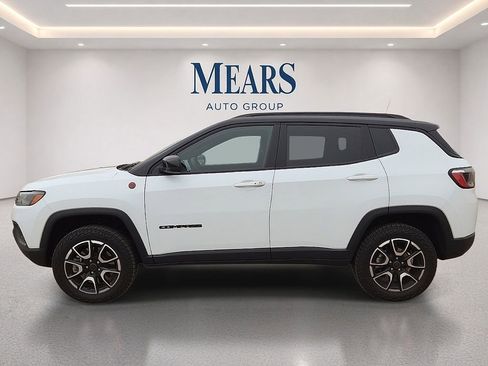 Used 2025 Jeep Compass Trailhawk AWD/4WD image 2