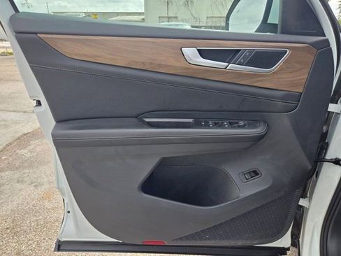 Used 2025 Volkswagen Atlas SE FWD image 13