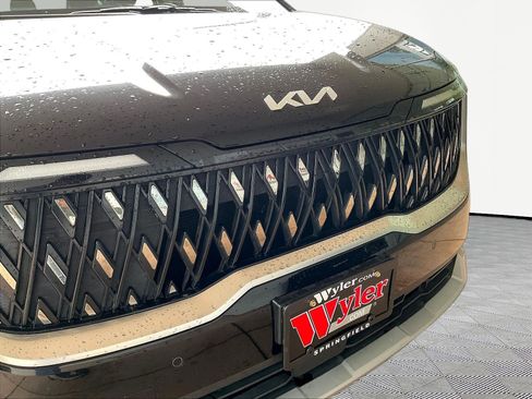 Used 2025 Kia Carnival FWD image 31