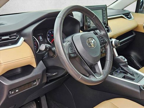 Used 2022 Toyota RAV4 XLE Premium image 10