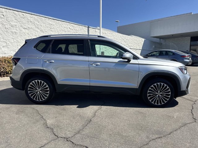 Certified 2025 Volkswagen Taos SE FWD image 6