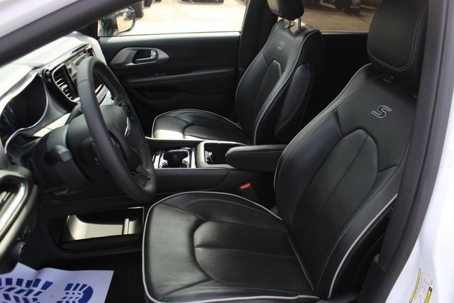 Used 2025 Chrysler Pacifica Limited FWD image 11