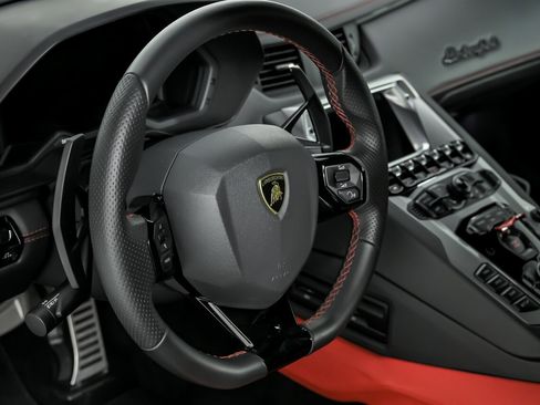 Used 2018 Lamborghini Aventador S image 27