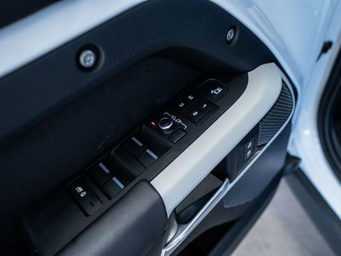 Used 2023 Land Rover Defender 110 X-Dynamic SE image 30