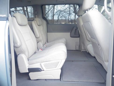 Used 2008 Chrysler Town & Country LX image 13