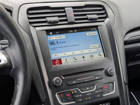 Used 2018 Ford Fusion SE w/ Equipment Group 201A image 17