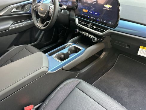 New 2026 Chevrolet Equinox EV LT image 18