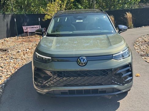 New 2025 Volkswagen Tiguan SE R-Line image 8