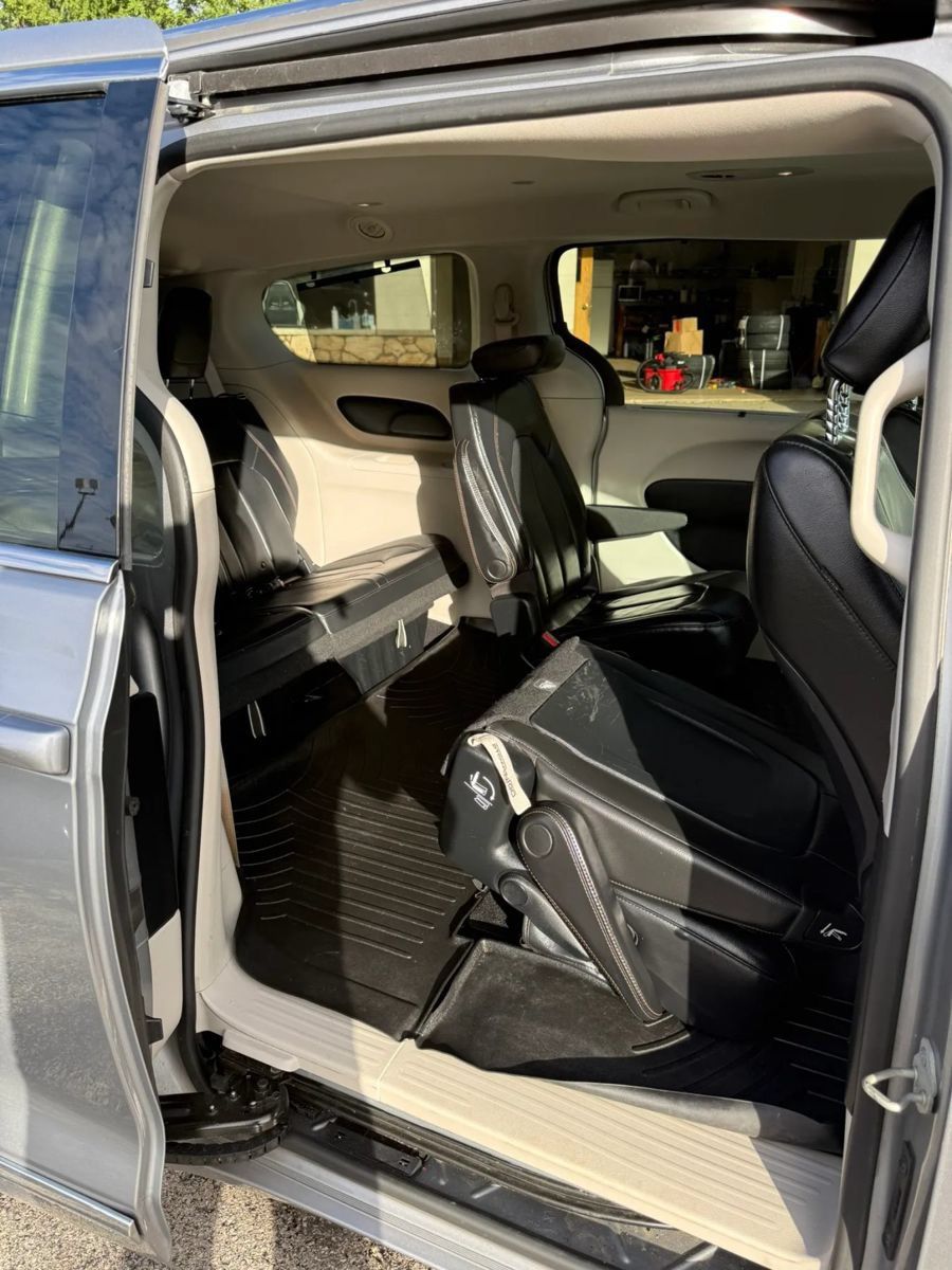 Used 2019 Chrysler Pacifica Touring-L FWD image 22