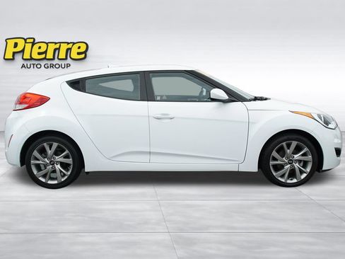 Used 2016 Hyundai Veloster FWD image 3