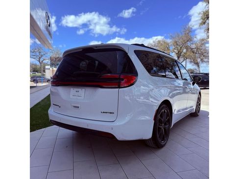 Used 2025 Chrysler Pacifica Limited FWD image 6
