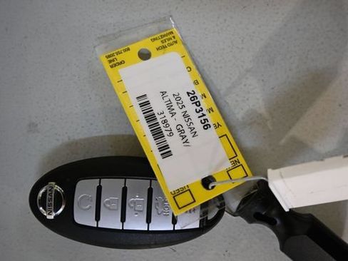 Used 2025 Nissan Altima 2.5 SV FWD image 11