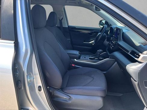 Used 2023 Toyota Highlander LE FWD image 9