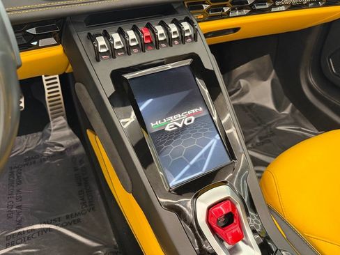 Used 2022 Lamborghini Huracan EVO RWD image 16