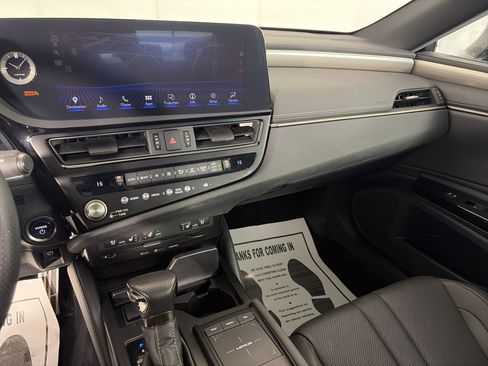 Used 2022 Lexus ES 300h F Sport image 4