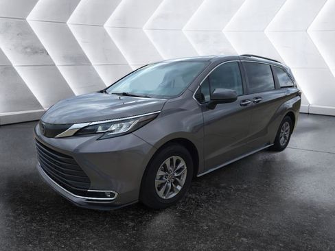 Used 2023 Toyota Sienna XLE image 1