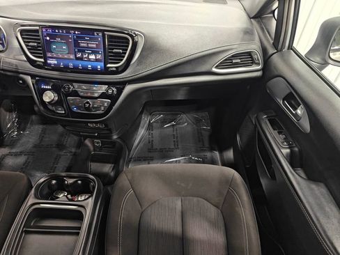 Used 2023 Chrysler Pacifica Touring FWD image 23