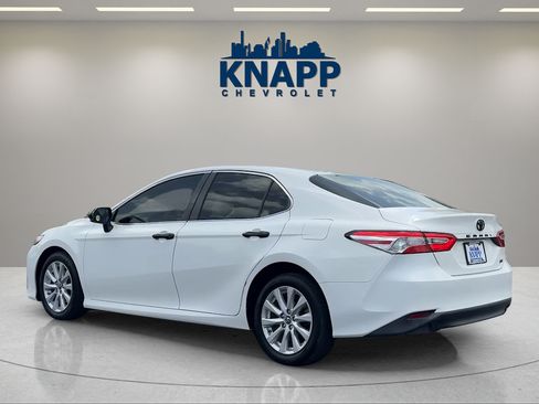 Used 2018 Toyota Camry LE FWD image 7