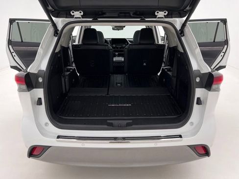Used 2025 Toyota Highlander Platinum AWD/4WD image 25