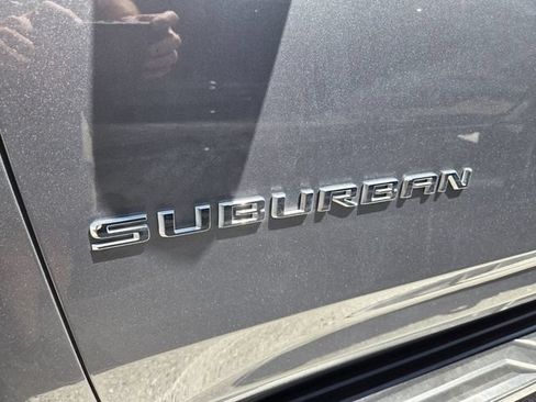 Used 2022 Chevrolet Suburban LT AWD/4WD image 4
